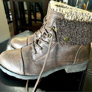 White Mountain woman’s boots size 9m. Brand new!